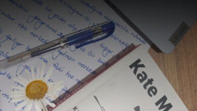 Bazen bir cümle, insanın zihninde yıllarca yankılanır. Yerini tam hatırlayamazsınız, sahnesini bulanık anımsarsınız ama&hellip;