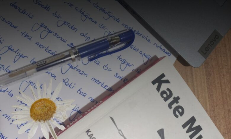 Bazen bir cümle, insanın zihninde yıllarca yankılanır. Yerini tam hatırlayamazsınız, sahnesini bulanık anımsarsınız ama…