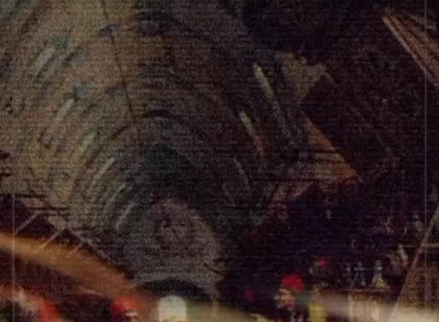 Doğrunun Pazarı, Yanlışın Sergisi Eski bir şehrin ara sokaklarında her sabah kurulan küçük bir&hellip;